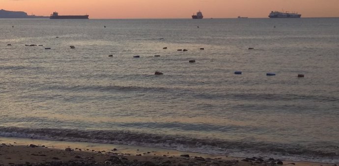 Fardos de hachís flotando en el mar en Algeciras