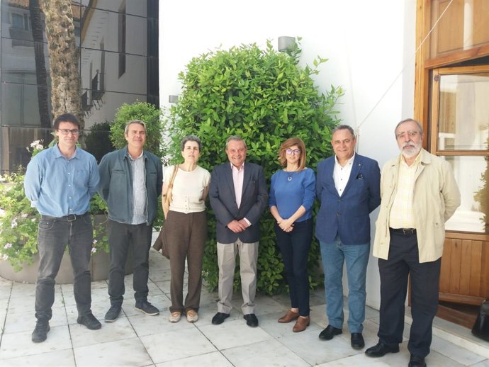 El delegado de Cultura (centro) con los directores de los centros culturales