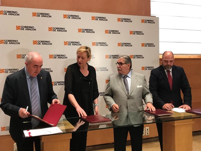 Gastón y los presidentes de las tres Cámaras de Comercio