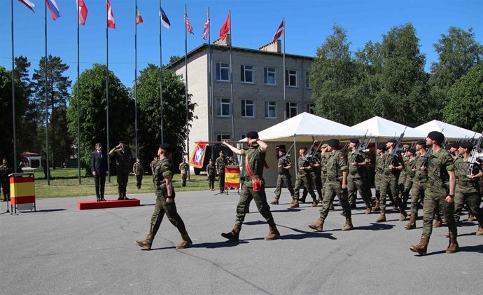 Un momento de la parada militar en la base de Adazi