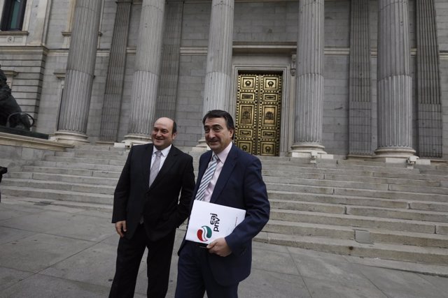 Andoni Ortúzar y Aitor Esteban posan a las puertas del Congreso