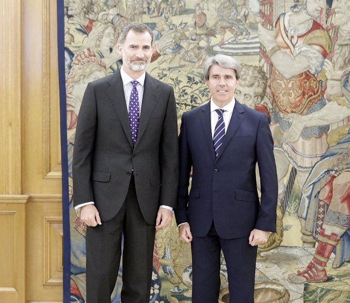 El Rey Felipe VI y el presidente de la Comunidad de Madrid