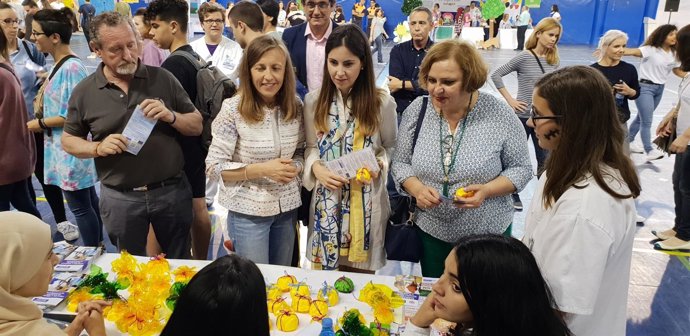 La delegada de Educación en una feria de Adra