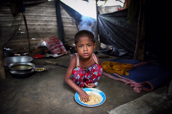 Fatema, cinco años, huyó de Myanmar con su familia cuando su aldea fue atacada