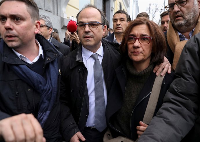 Jordi Turull abraza a su mujer antes de entrar al Tribunal Supremo
