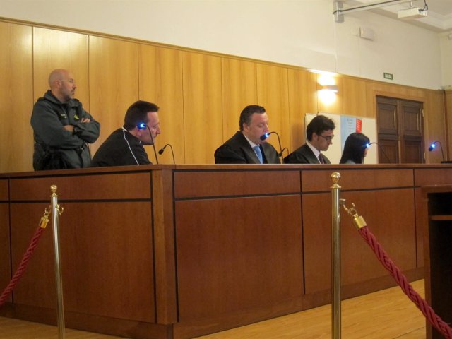 Los acusados, junto a sus abogados, durante el juicio.                      