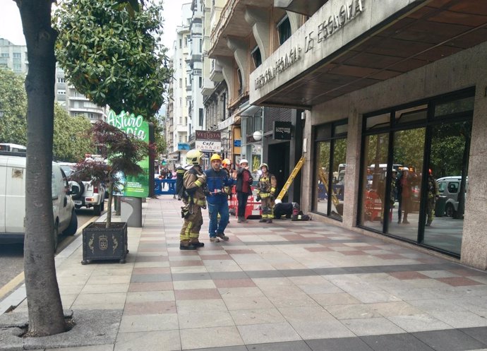 Bomberos de Oviedo en fuga de gas en la calle Uría