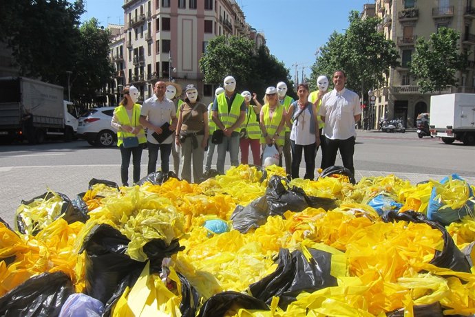 El col·lectiu Brigadas de Limpieza retira llaços de plàstic groc