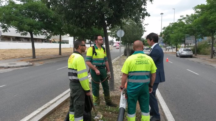 David Guevara junto a empleados encargados de la limpieza de zonas ajardinadas