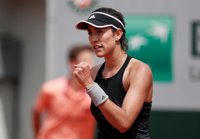 Muguruza no se deja sorprender por la joven Ferro en París