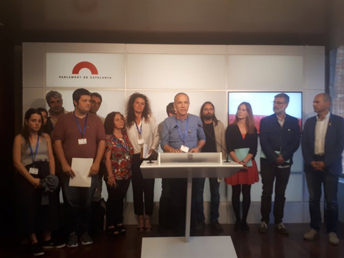 El professor J.L.De l'Alcázar, amb diputats i comunitat educativa del Palau