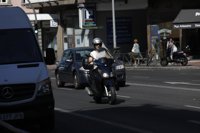 La nueva ordenanza de Movilidad crea 'zonas de prioridad peatonal' en las que no se podrá estacionar motos en las aceras