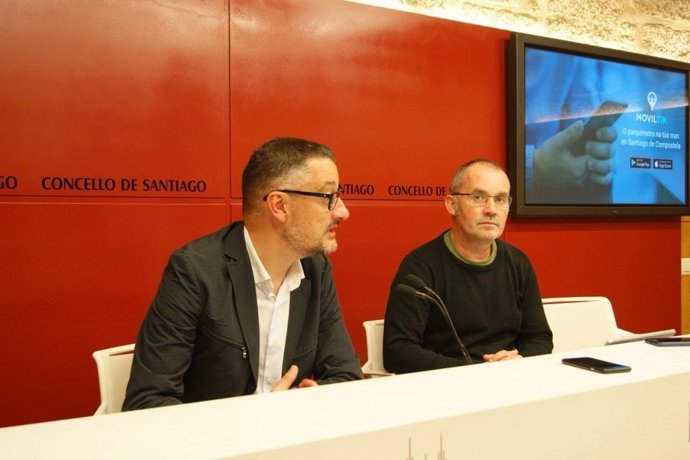 El concejal santiagués Xan Duro y el gerente de Tussa, José Ramón Mosquera