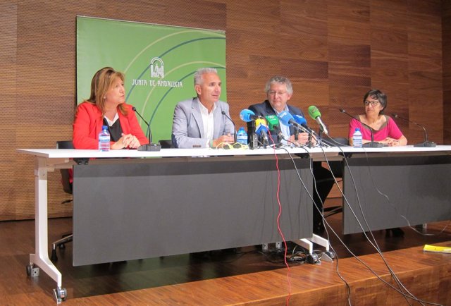 Vázquez (2i) presenta el balance del  primer semestre del Museo Íbero de Jaén.