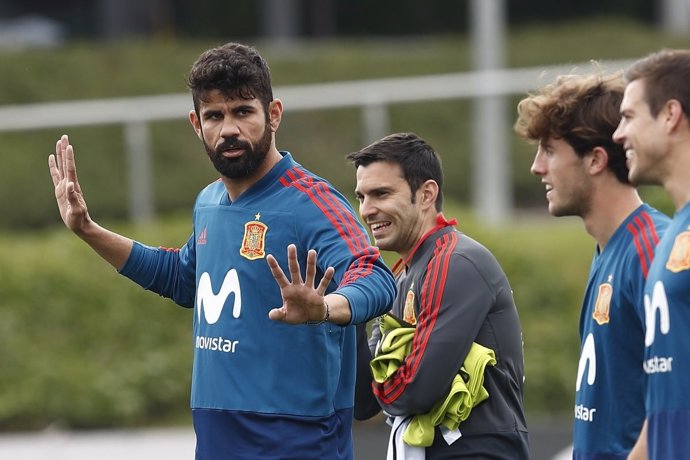Diego Costa bromea en el entrenamiento de la selección