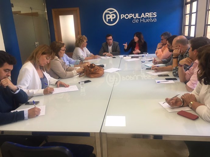 La secretaria general del PP-A, Loles López, con profesionales sanitarios.