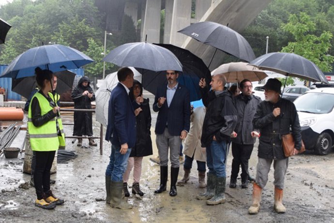 Udalbatzako kideak obrak bisitatzen