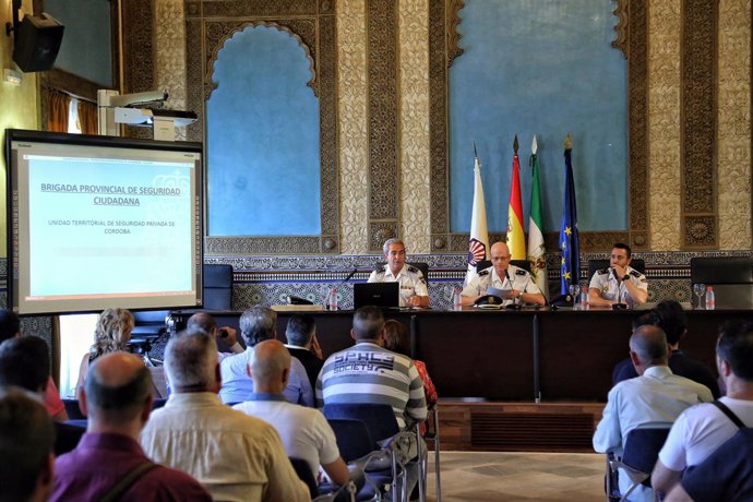 Expertos de la Policía Nacional forman a vigilantes ante atentados terroristas