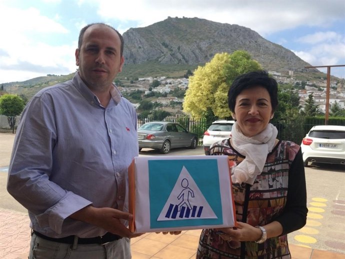 Lara (i) muestra uno de los buzones instalados en centros escolares.