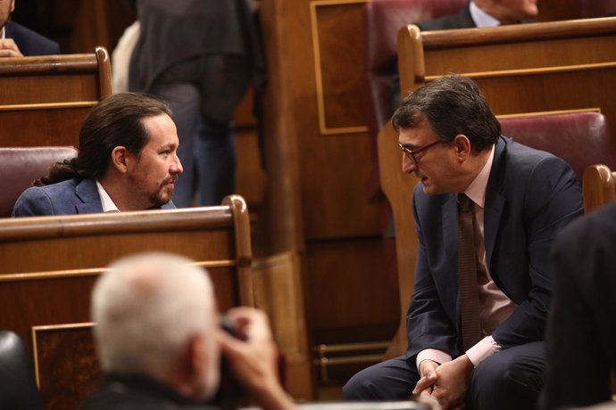 Pablo Iglesias y Aitor Esteban durante la moción de censura contra Rajoy