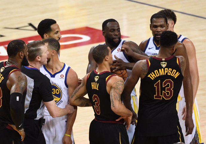 Cleveland Cavaliers y Golden State Warriors abren las Finales con tangana