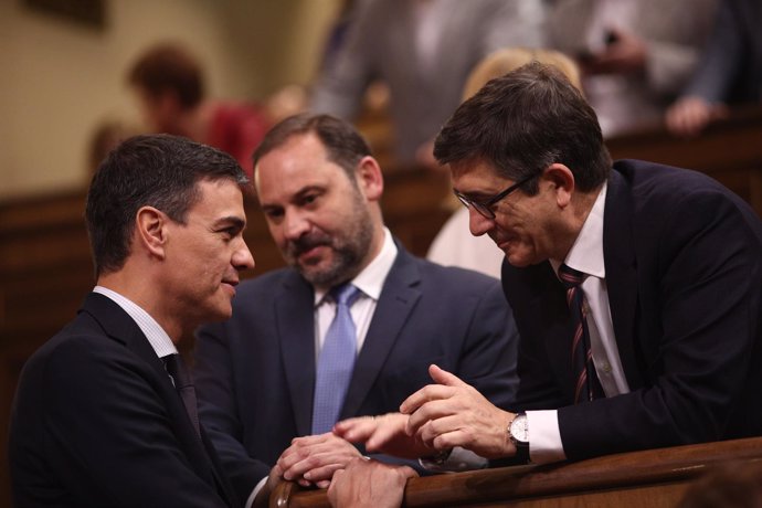 Pedro Sánchez, José Luis Ábalos y Patxi López durante la moción de censura 