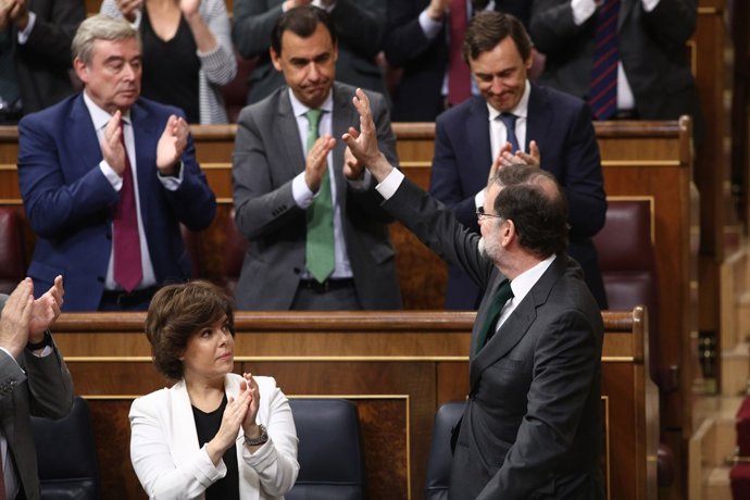 Els diputats del PP aplaudeixen a Rajoy després d'acomiadar-se com a president