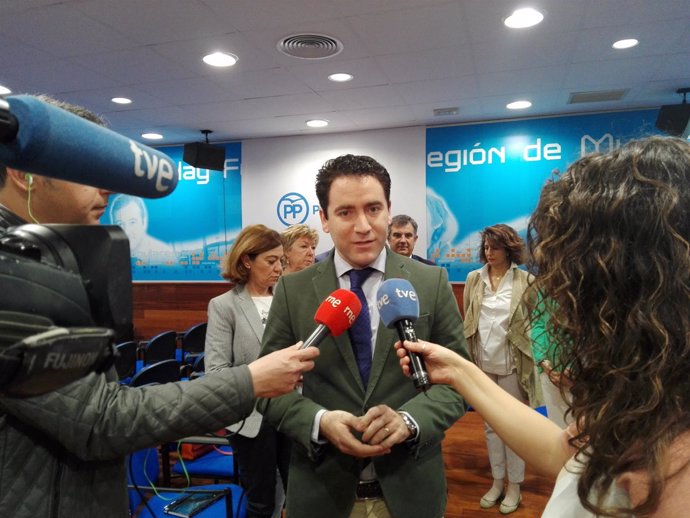 Teodoro García atiende a los medios en la sede del PP