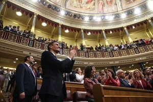 Aplausos a Pedro Sánchez tras ser elegido nuevo presidente del Gobierno Aplausos a Pedro Sánchez tras ser elegido nuevo presidente del Gobierno