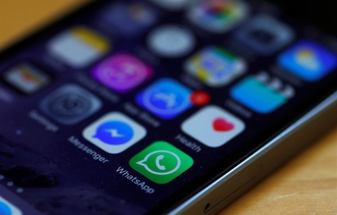 Iconos de Facebook y WhatsApp en un móvil