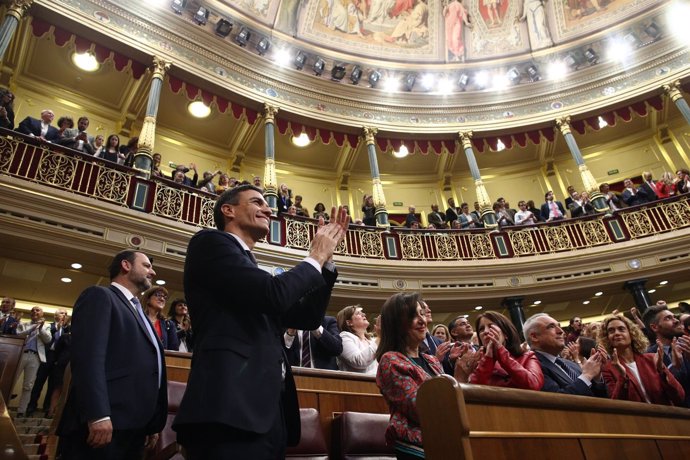 Aplausos a Pedro Sánchez tras ser elegido nuevo presidente del Gobierno