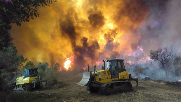 Maquinaria del Infoex trabaja en un incendio en Portugal el pasado año