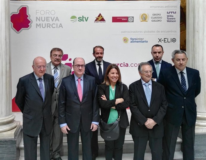 Foto familia del acto de Foro Nueva Murcia protagonizado por José María Roldán