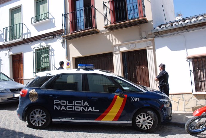 Policia Nacional Nota De Prensa Con Foto "Rescatadas Siete Personas De Una Misma