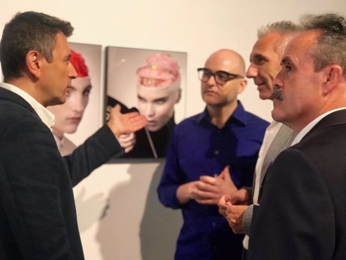 Vázquez visita la exposición de Paco Peregrín