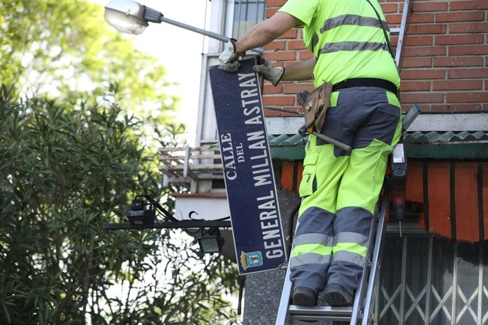 Retirada de la placa de la calle General Millán Astray en Carabanchel