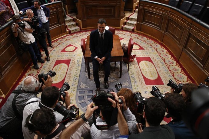 Sánchez posa para los fotógrafos en el Congreso tras ser elegido presidente