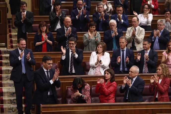 Los diputados socialistas aplauden a Pedro Sánchez tras ser elegido presidente