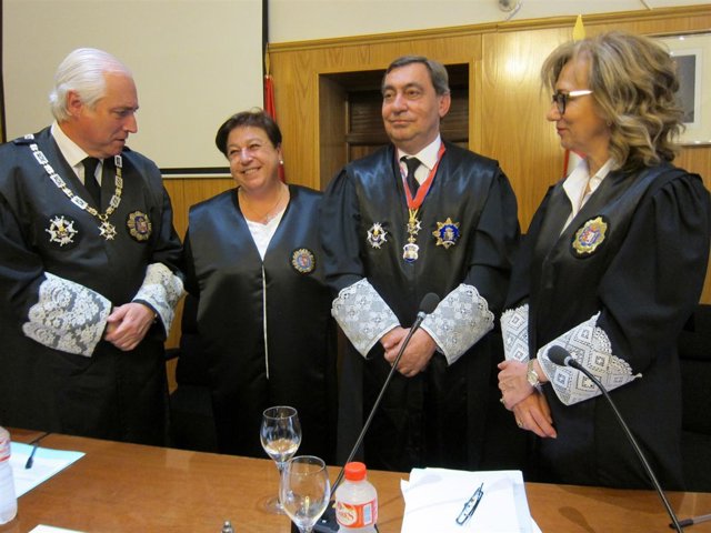 Martín Nájera, segunda por la izquierda, en su toma de posesión.               