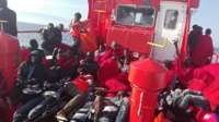 Trasladan a Almería a 67 personas rescatadas en Alborán a bordo de dos pateras, una semihundida