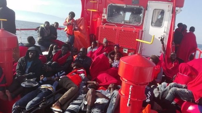Los rescatados a bordo de la Salvamar Spica rumbo a Almería