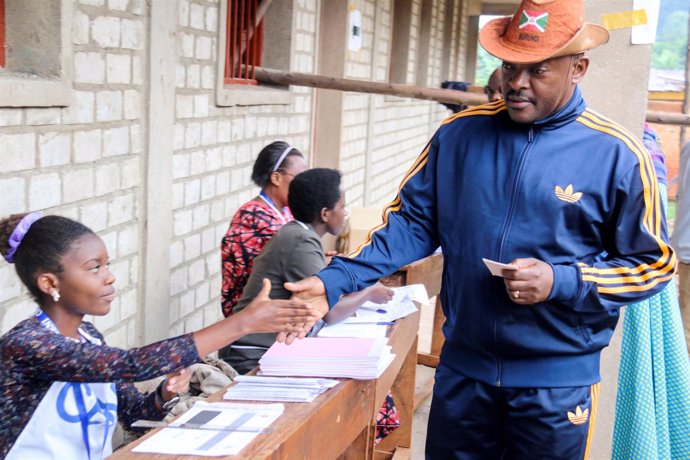 Pierre Nkurunziza vota en el referéndum constitucional