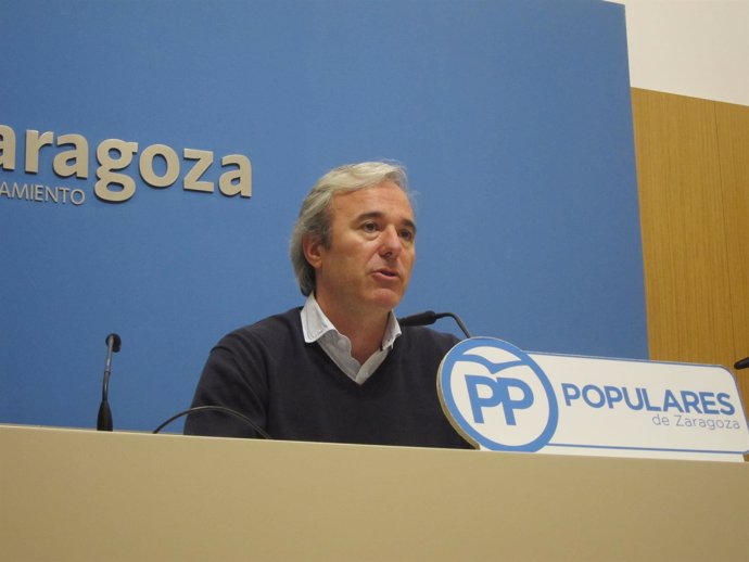El portavoz municipal del PP, Jorge Azcón, en rueda de prensa este martes