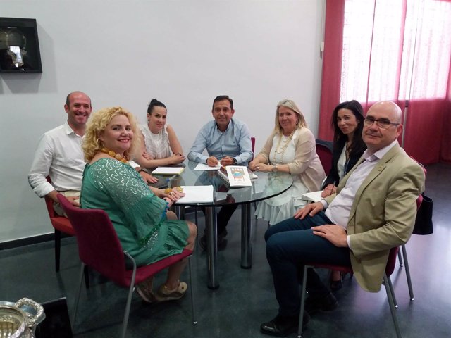 Carmona (dcha.), durante el encuentro mantenido