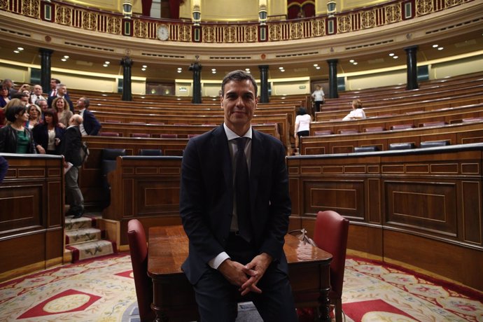 Sánchez posa para los fotógrafos en el Congreso tras ser elegido presidente