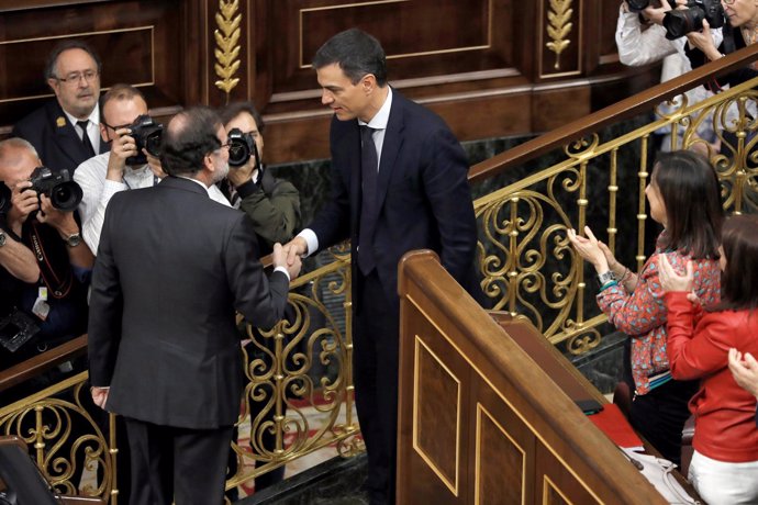 Rajoy y Pedro Sánchez se saludan tras la elección del socialista como presidente