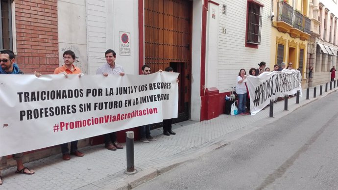 Profesores en huelga de la US se concentran ante la sede del PSOE-A