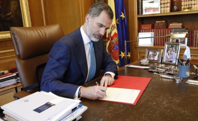 El Rei signa el decret de nomenament de Pedro Sánchez com a president