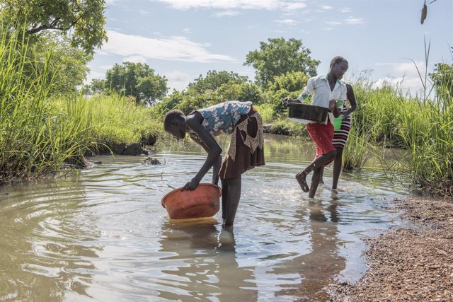 Adolescentes recogiendo agua en Sudán del Sur