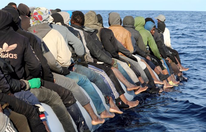 Inmigrantes en una embarcación rescatada por guardacostas libios